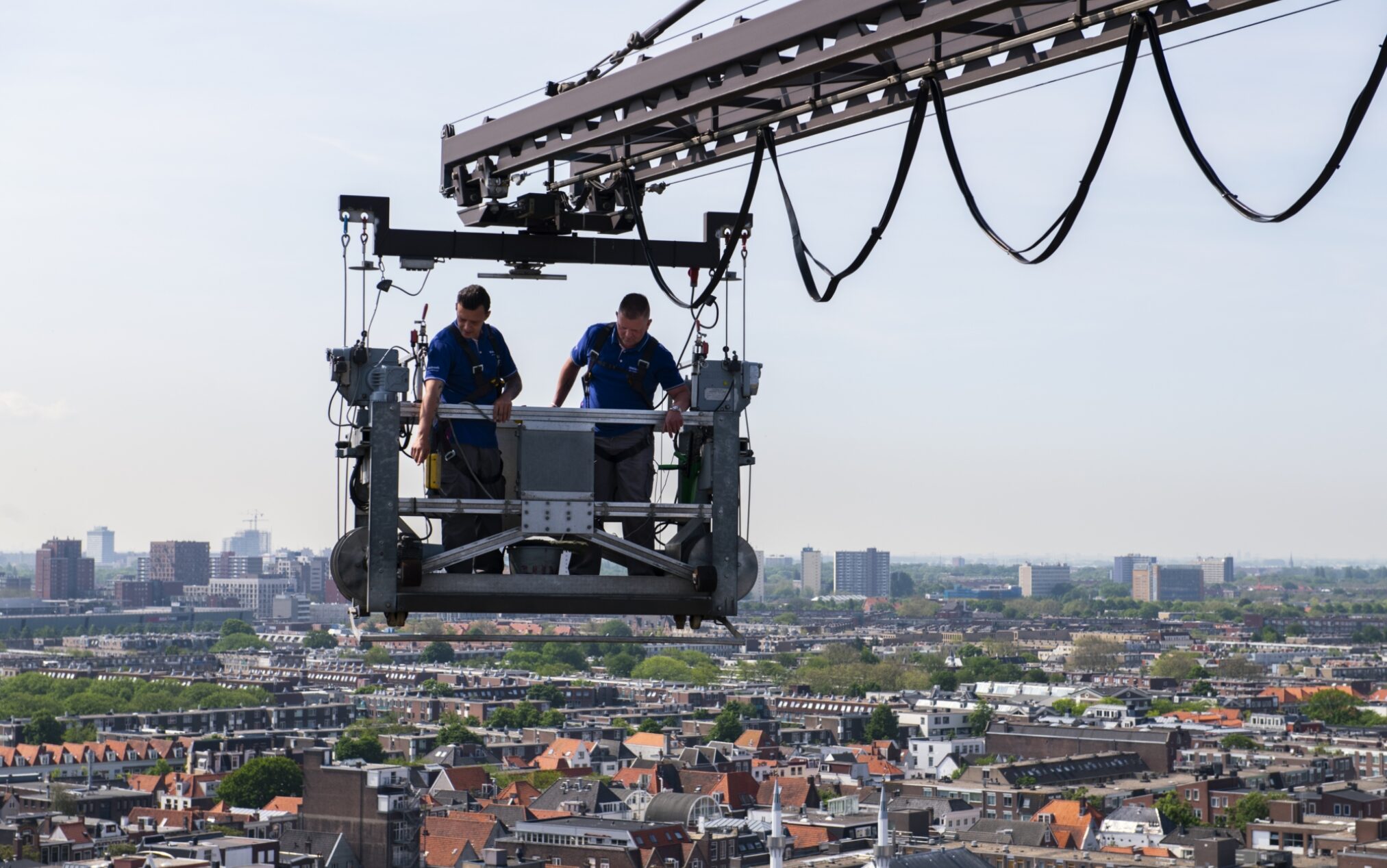 Glazenwasser in gondel boven Den Haag Glasbewassing voor bedrijven Rietbroek Zuid Holland