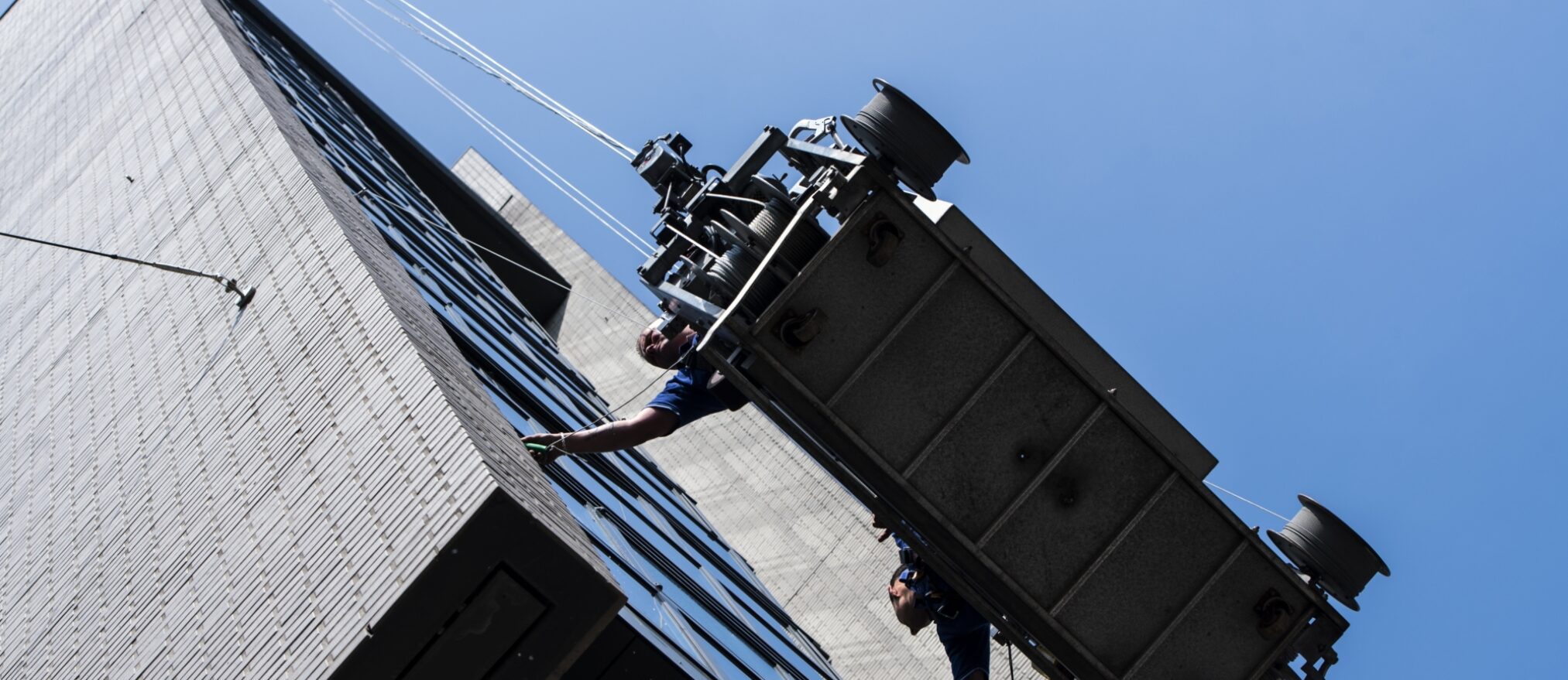 Glazenwassers in gondel Maastoren Rotterdam Rietbroek Glasbewassing